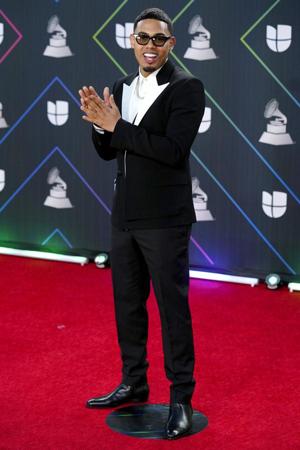 Myke Towers - Alfombra roja de los Grammy Latinos 2021. Sobrio a la vez que moderno con un traje negro donde la chaqueta se hacía con el protagonismo gracias a las solapas blancas y la camisa que incluía un fino colgante.