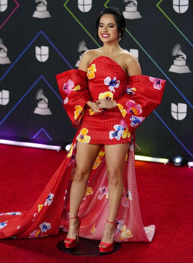 Becky G, en la alfombra roja de los Grammy Latinos 2021. Con vestido corto de lunares y flores con cola.