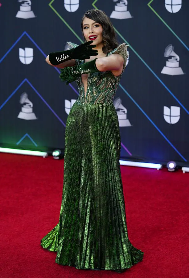 Juliana Velasquez, en la alfombra roja de los Grammy Latinos 2021. Con diseño en color verde y guantes con mensaje.