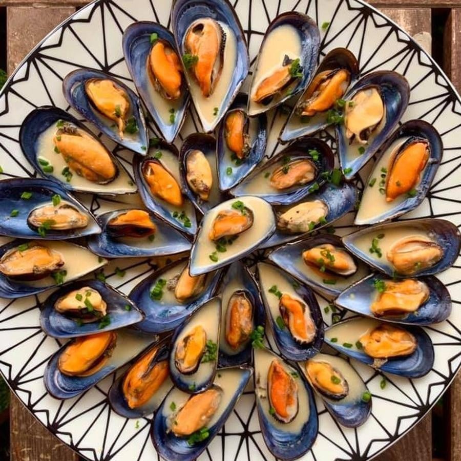 Mejillones con salsa de cítricos y coco. ¡Un clásico pero con toque original! Cuece una malla de <a href="https://www.abc.es/bienestar/alimentacion/abci-alimentos-ayudan-prevenir-caida-303107306577-20191003132049_galeria.html" target="_blank">mejillones </a>a fuego medio. En un cazo aparte pon el zumo de los <a href="https://www.abc.es/bienestar/alimentacion/abci-alimentos-mas-vitamina-no-imaginas-201912010344_noticia.html" target="_blank">cítricos </a>junto con una cucharada de soja, el vinagre de arroz. El vinagre de arroz da un equilibrio a la acidez, pero si no quieres ponerlo se puede eliminar sin problemas. Bajar el fuego, añadir la mostaza y remover. Añade la leche de coco y tras enfriar, ponle un poco de cebollino fresco por encima.