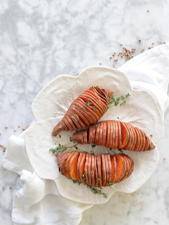 Sweet potatoes. Cuenta <a href="https://www.abc.es/autor/catalina-prieto-2995/" target="_blank">Catalina Prieto</a>, colaboradora de ABC Bienestar con el blog 24 zanahorias, que para preparar esta sencilla receta de <a href="https://www.abc.es/bienestar/alimentacion/recetas-saludables/abci-receta-temporada-ideas-para-cocinar-boniato-o-batata-201910101023_noticia.html" target="_blank">boniatos </a>hay que cortarlos como se ve en la imagen pero sin llegar a seccionar completamente cada «rodaja». Es decir, el boniato queda en una pieza que nos permite aliñarlo con aceite, sal, pimienta u otras <a href="https://www.abc.es/bienestar/alimentacion/abci-especias-combinan-mejor-cada-alimento-201910300120_noticia.html" target="_blank">aromáticas al gusto</a>, de forma que el aliño se cuele por los cortes.