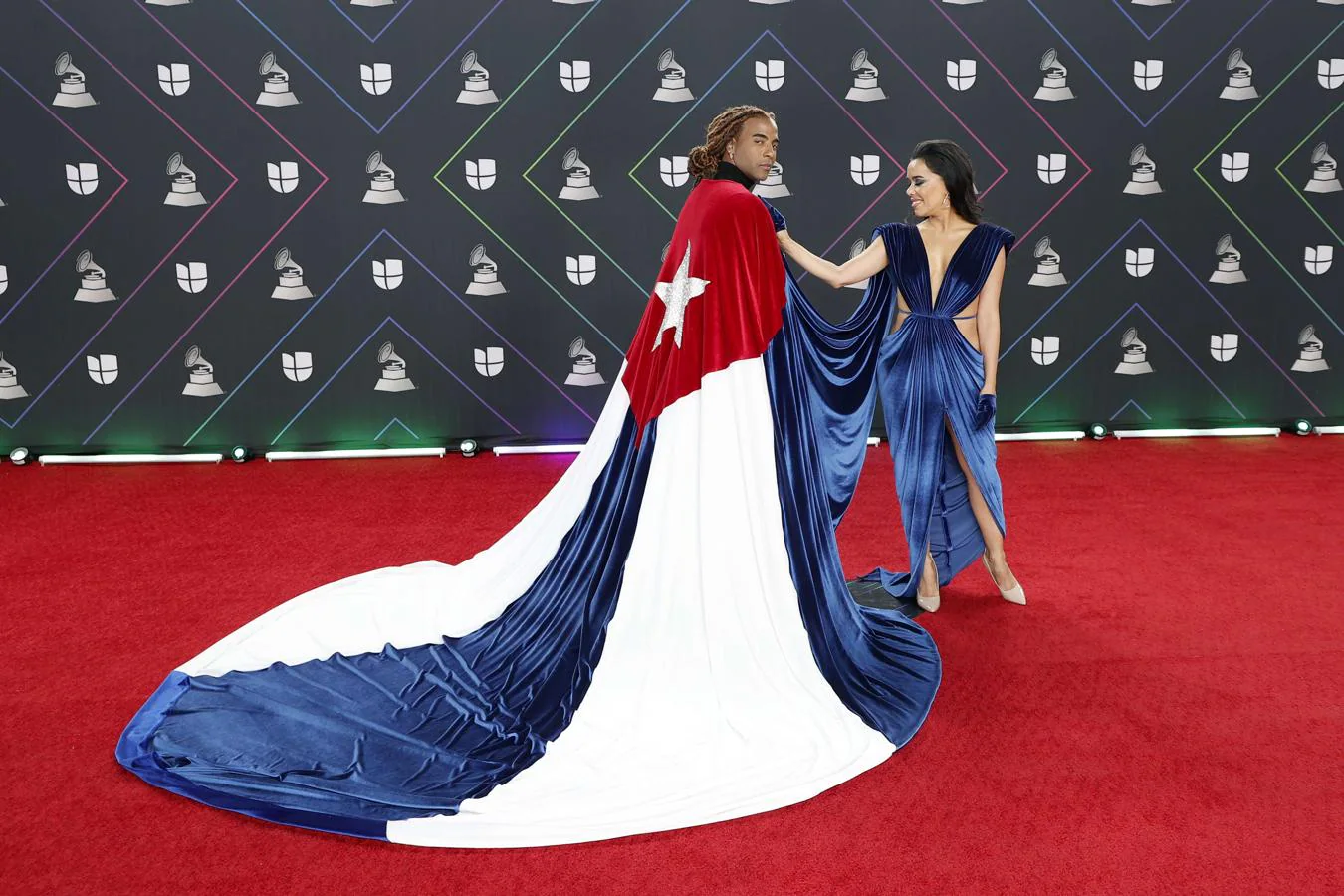 Yotuel y Beatriz Luengo, en la alfombra roja de los Grammy Latinos 2021. La pareja acaparó todas las miradas con su llamativo estlismo.