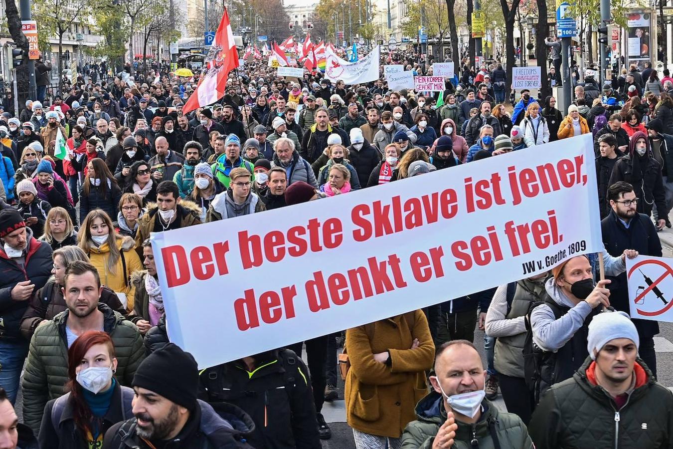 Manifestantes sostienen una pancarta que dice «El mejor esclavo es el que se cree libre» mientras participan en un mitin organizado por el Partido de la Libertad de extrema derecha de Austria, FPOe, contra las medidas tomadas para frenar la pandemia del coronavirus. 