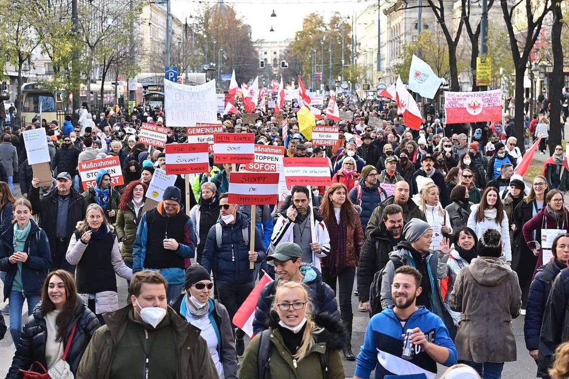 Los manifestantes participan en un mitin organizado por el Partido de la Libertad de extrema derecha de Austria, FPOe, contra las medidas tomadas para frenar la pandemia del coronavirus, en la plaza Maria Theresien Platz. 