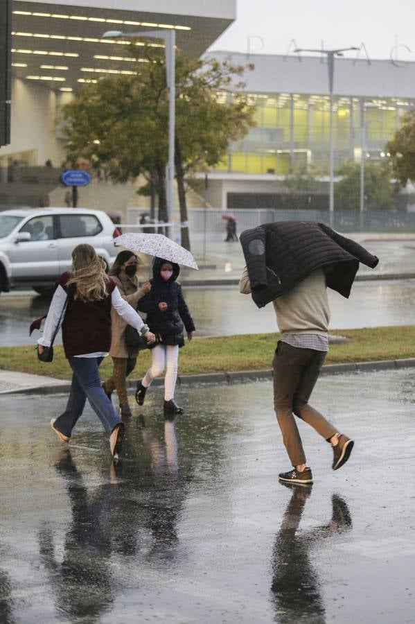 Intensa tormenta que ha descargado en Sevilla a partir de las cuatro de la tarde