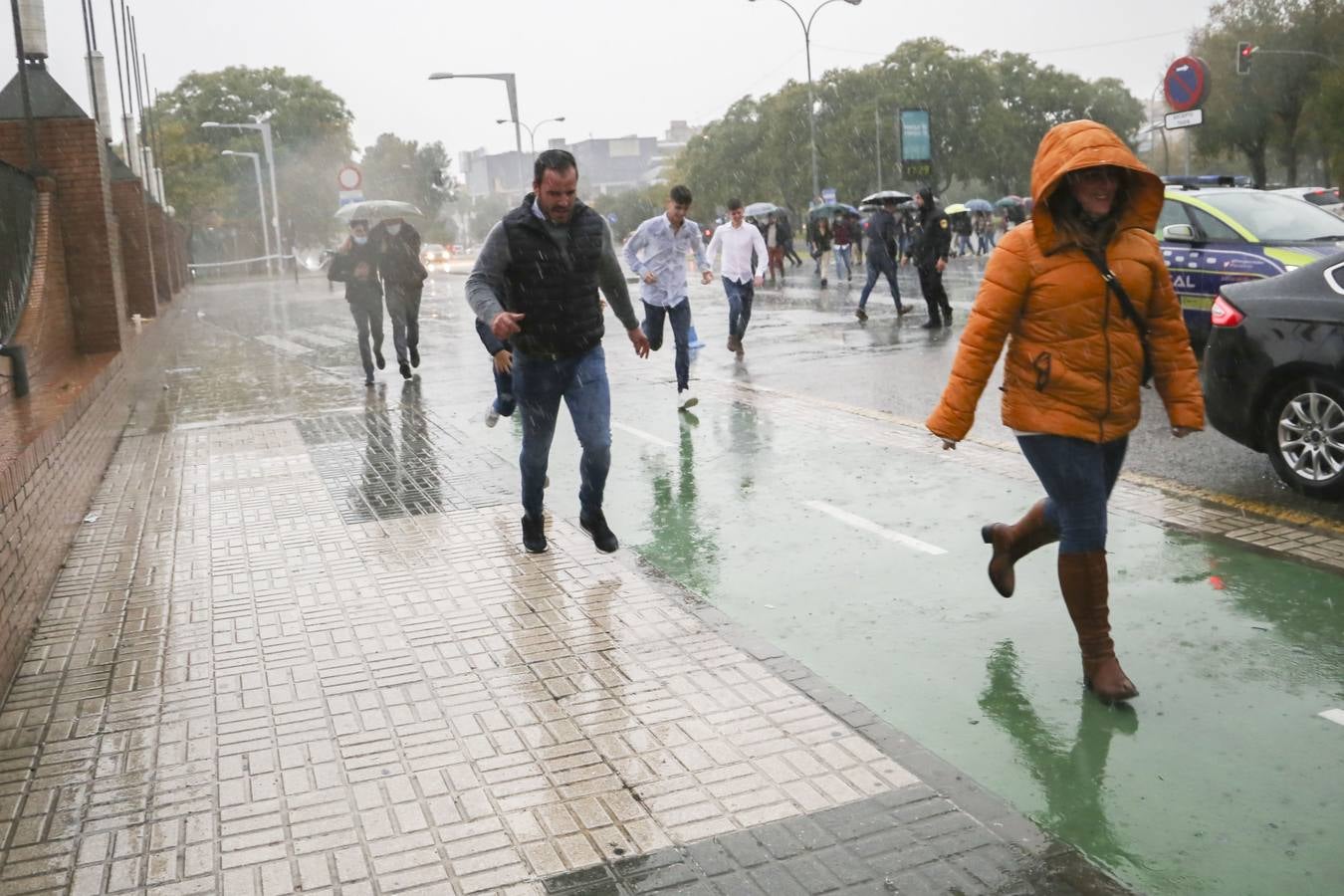 Intensa tormenta que ha descargado en Sevilla a partir de las cuatro de la tarde