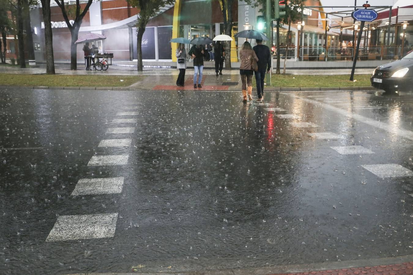 Intensa tormenta que ha descargado en Sevilla a partir de las cuatro de la tarde