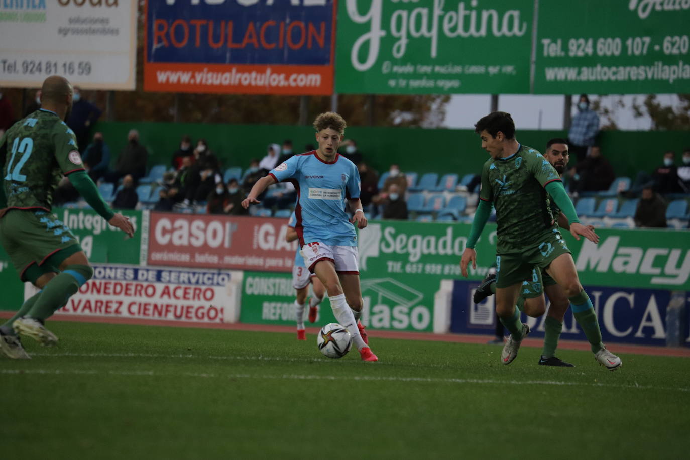 La decepción en el Córdoba CF tras caer ante el Villanovense, en imágenes