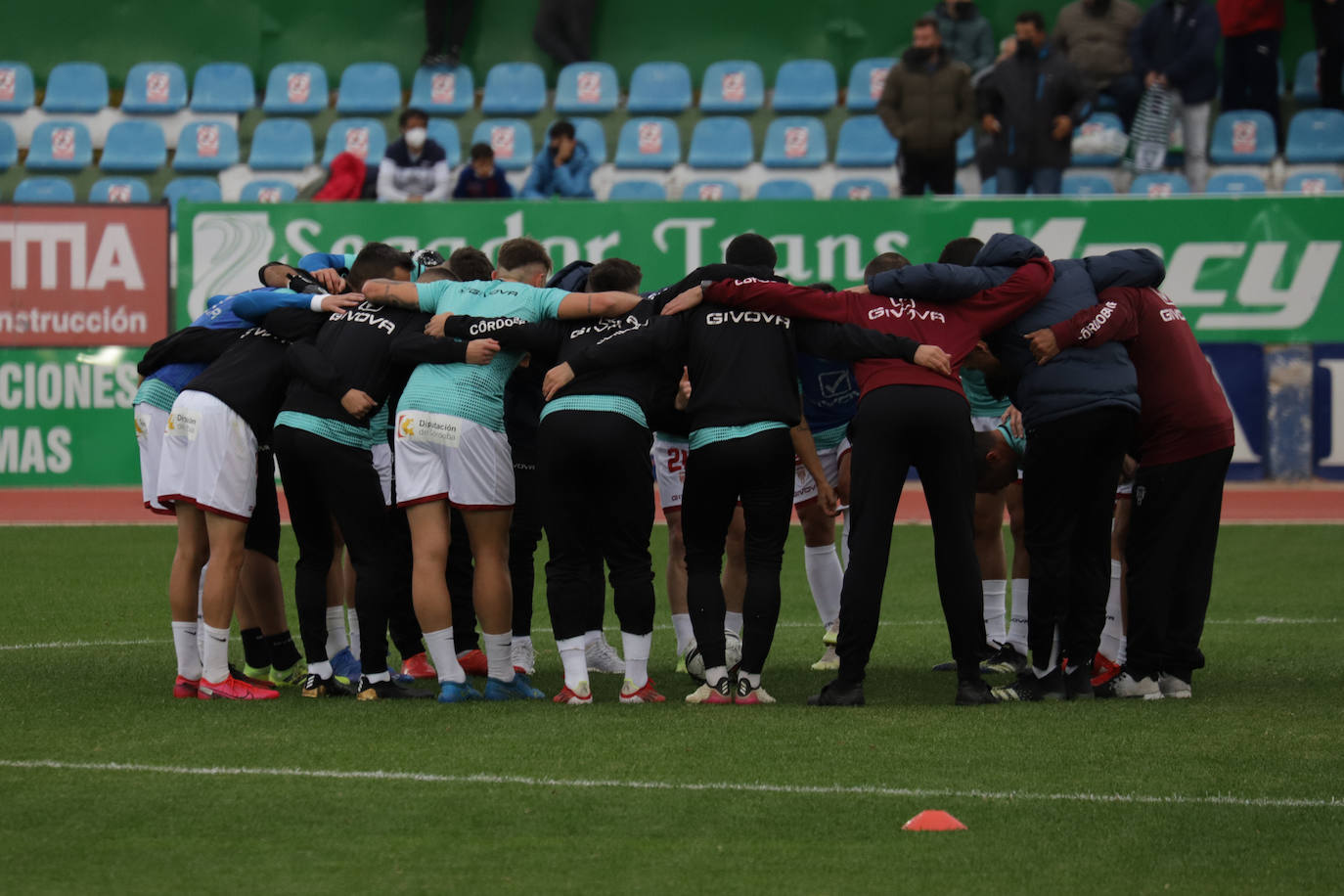 La decepción en el Córdoba CF tras caer ante el Villanovense, en imágenes