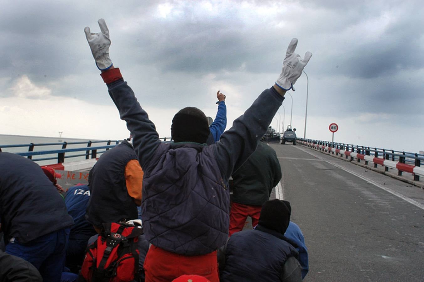 Los insultos y desafíos a la Policía son un elemento clásico en las protestas. 