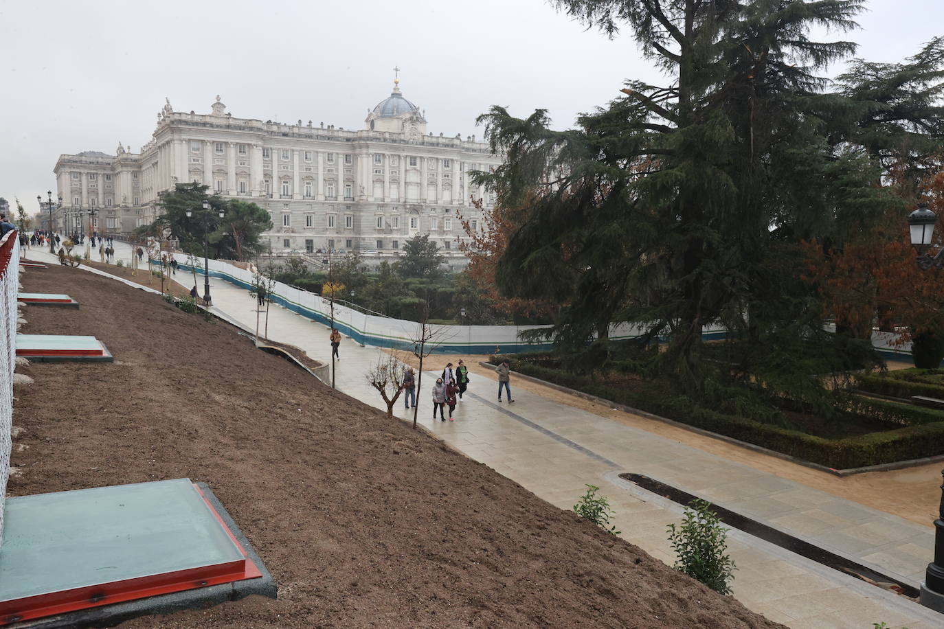 La calle de Bailén se ha peatonalizado a la altura del paso elevado, donde se desarrollará un recorrido de interpretación sustentado en los hallazgos arqueológicos.. 