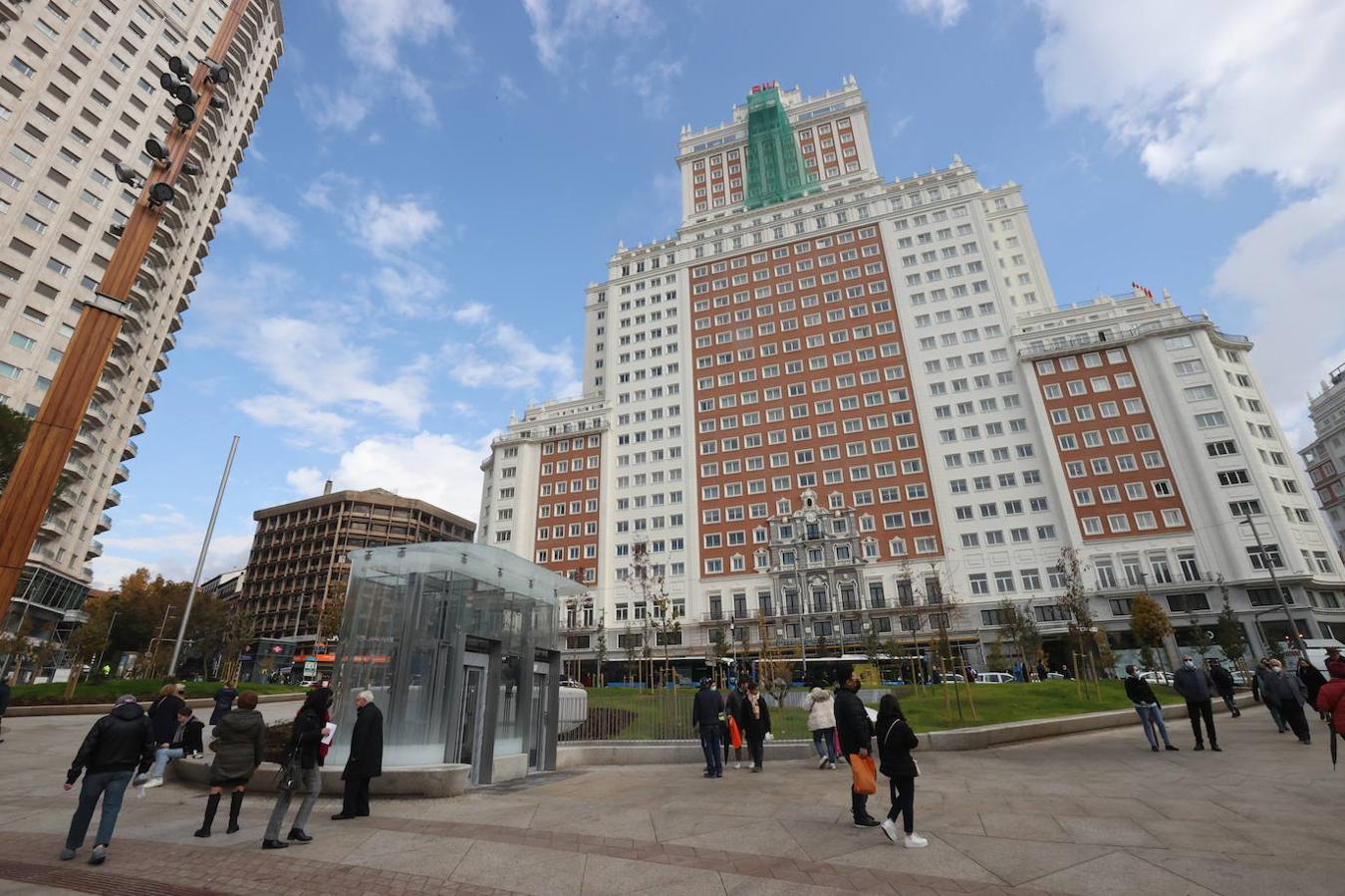 El renovado edificio España, visto desde la plaza de España, inaugurada hoy después de dos años y medio de obras.. 