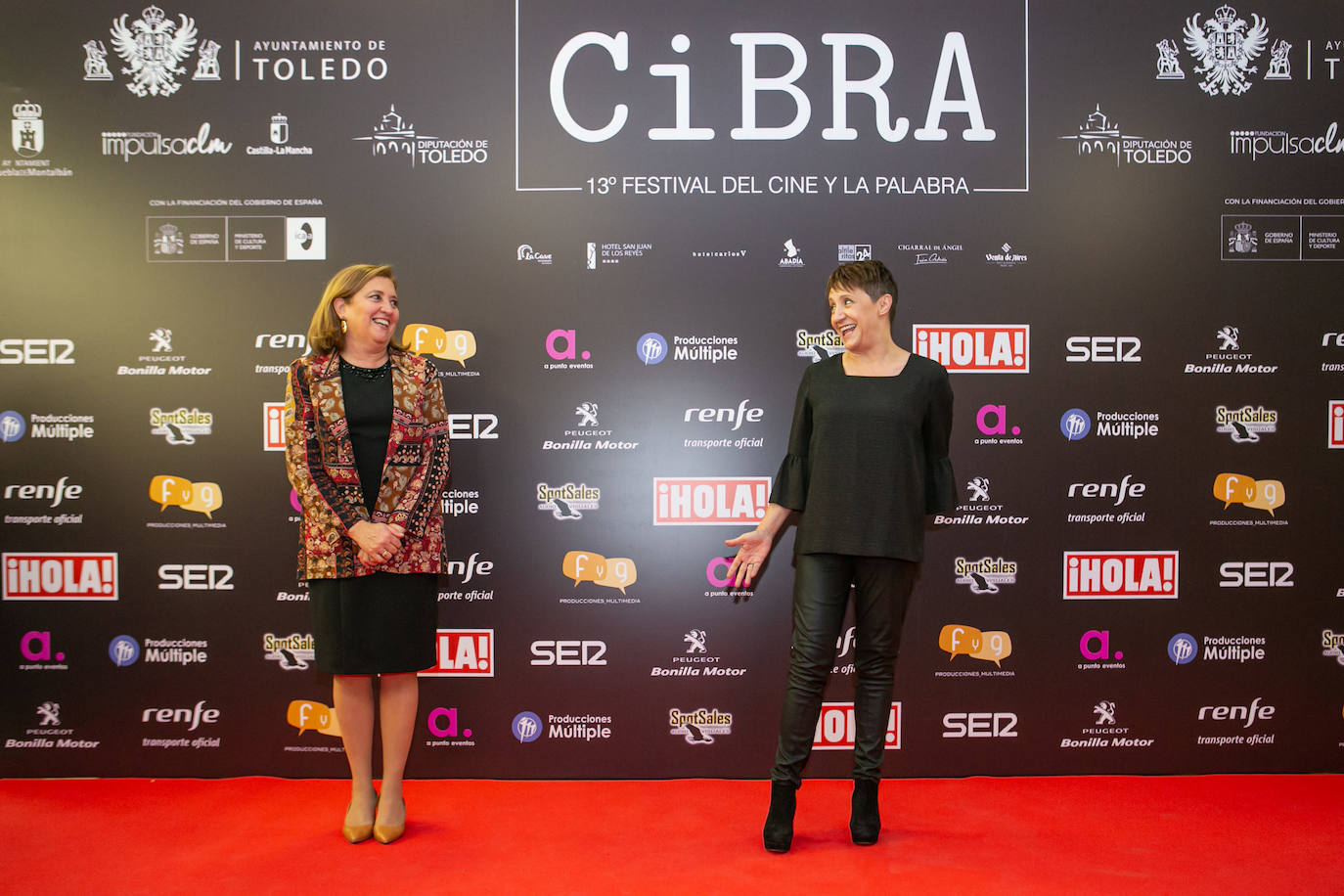 La consejera de Educación, Cultura y Deportes posa junto con la actriz Blanca Portillo. 