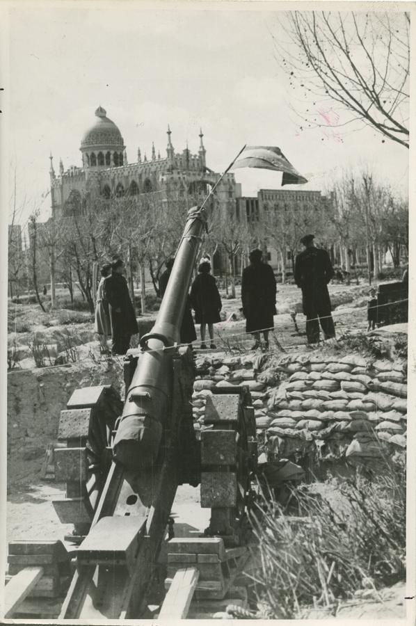 3. 28 de marzo de 1939. Pieza de artillería utilizada como mástil de la bandera nacional izada en la plaza de España.