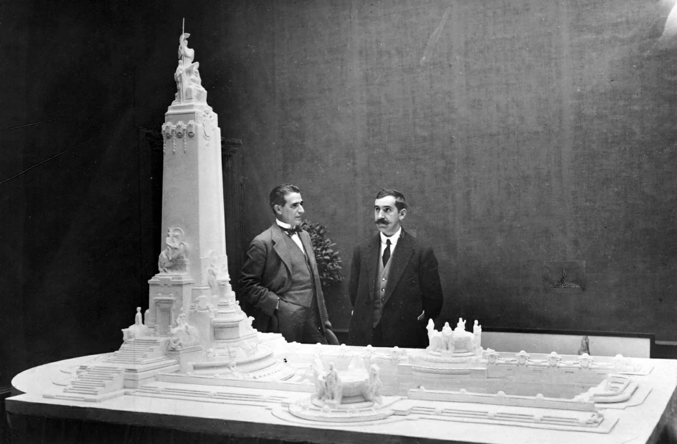 1. El arquitecto Anasagasti y el escultor Inurria junto a una maqueta del proyecto de monumento a Cervantes para la plaza de España
