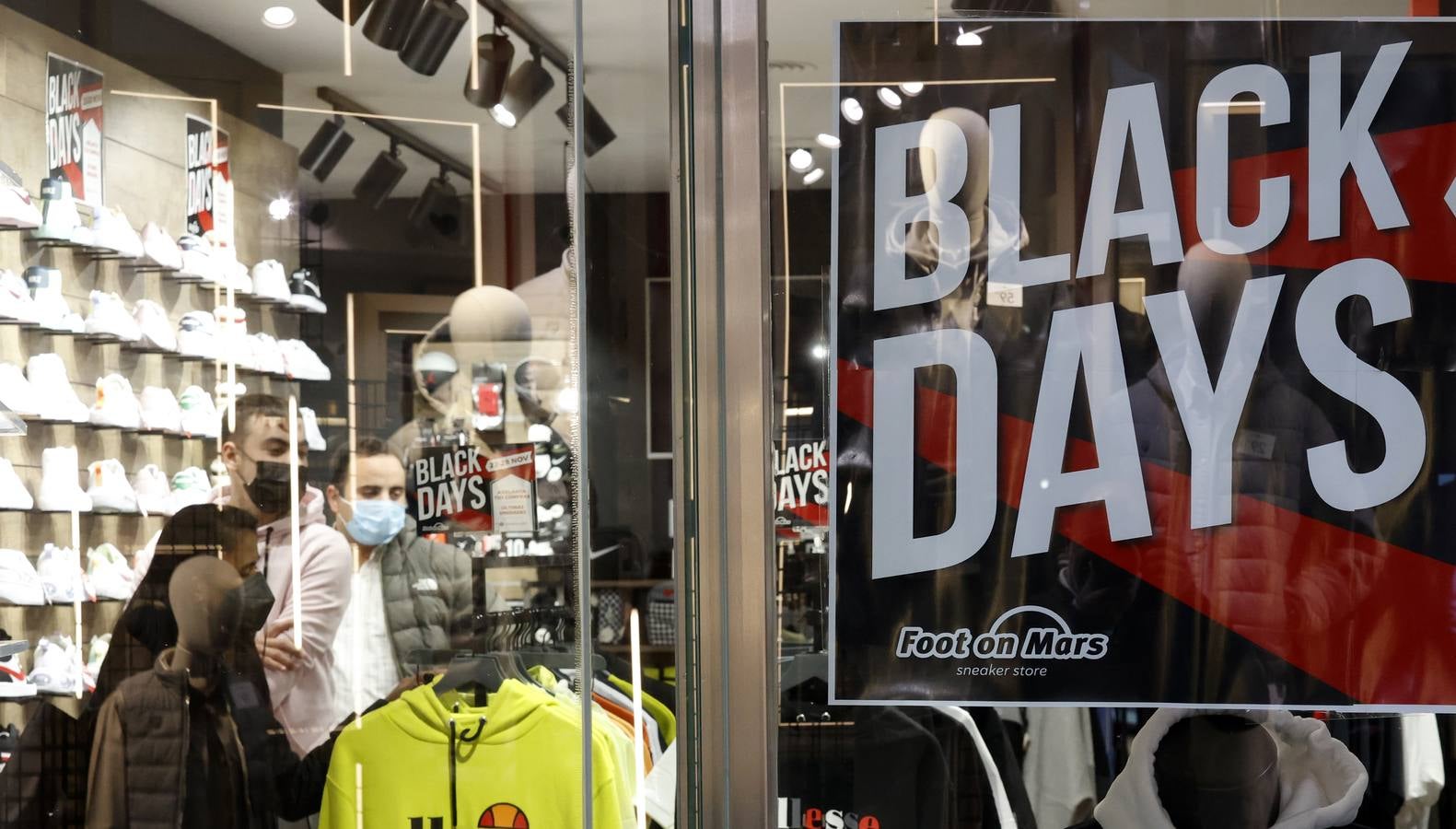 Black Friday 2021: Sevilla se tiñe de negro