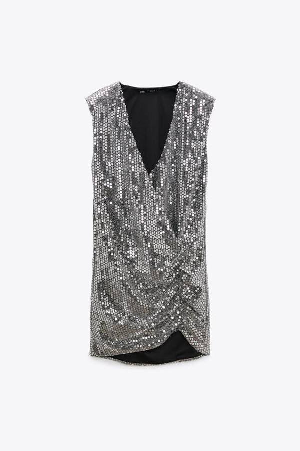 Zara - Básicos para renovar el armario en el Black Friday. Minivestido de lentejuelas plateadas con escote en uve y drapeado, de Zara. Precio: C.P.V.