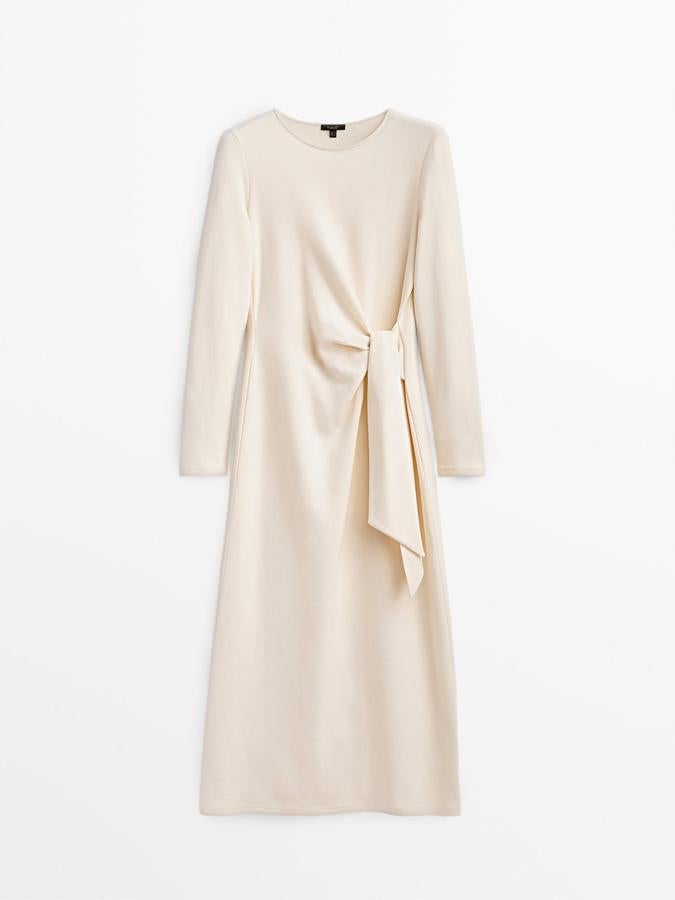 Massimo Dutti - Básicos para renovar el armario en el Black Friday. Vestido midi de algodón con cuello redondo y un nudo en la cintura, de Massimo Dutti. Aunque todavía la firma no ha anunciado de cuánto será el descuento, normalmente suelen aplicarlos del 20 o 30%. Precio sin descuento: 69,90€.