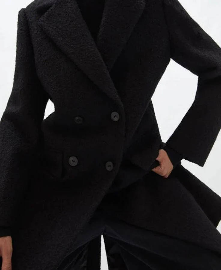 Abrigo tipo sastre en lana cocida de color negro de Adolfo Domínguez. Precio: 229€. La marca aplicará un 30% de descuento con motivo del Black Friday.