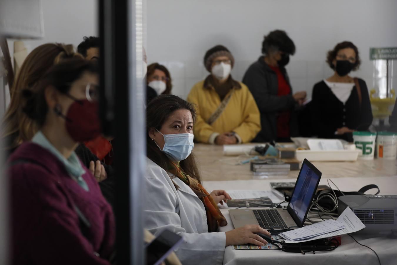 Así trabajan los restauradores del Museo de Bellas Artes de Córdoba, en imágenes