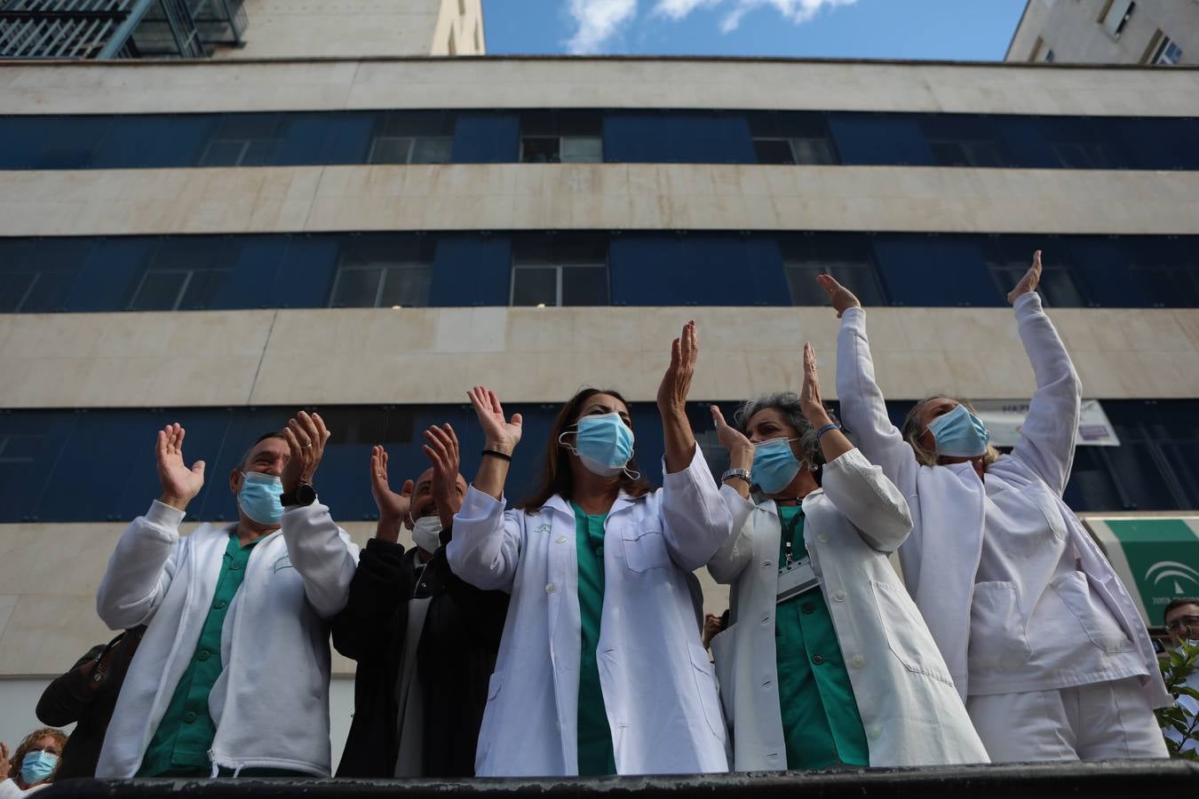 Fotos: Los sanitarios devuelven los aplausos a los trabajadores del Metal