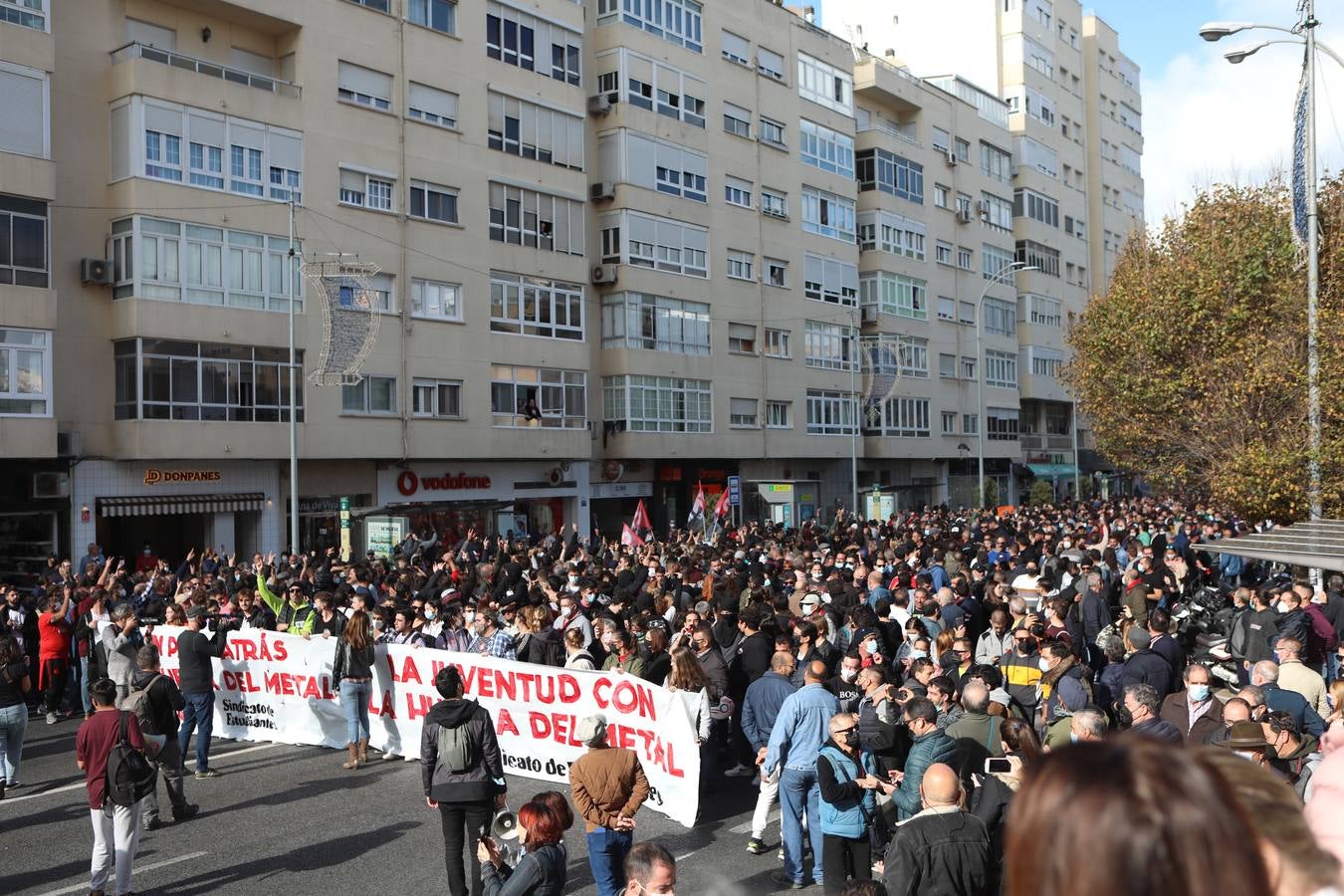 Fotos: Los sanitarios devuelven los aplausos a los trabajadores del Metal