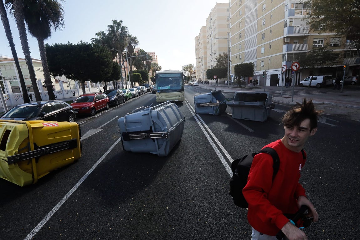 Fotos: Así ha sido la carga policial en la Avenida de Cádiz tras la manifestación de los trabajadores del Metal