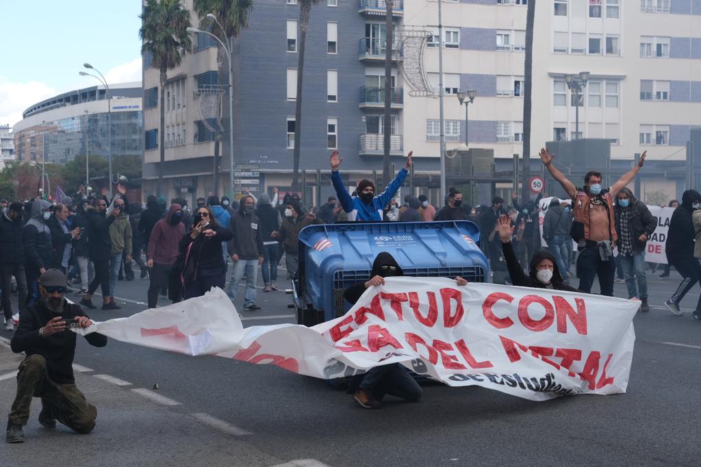 Fotos: Así ha sido la carga policial en la Avenida de Cádiz tras la manifestación de los trabajadores del Metal
