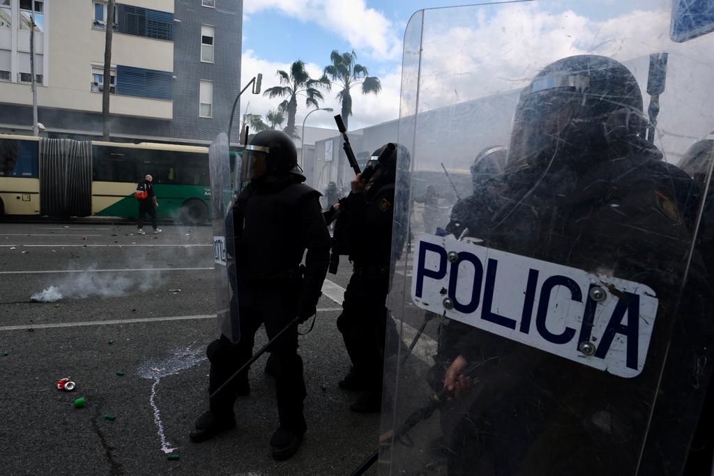 Fotos: Así ha sido la carga policial en la Avenida de Cádiz tras la manifestación de los trabajadores del Metal
