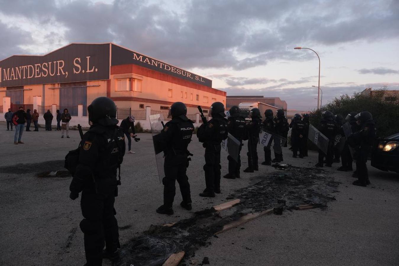 Fotos: Un piquete impide la entrada de un camión en Navantia Puerto Real