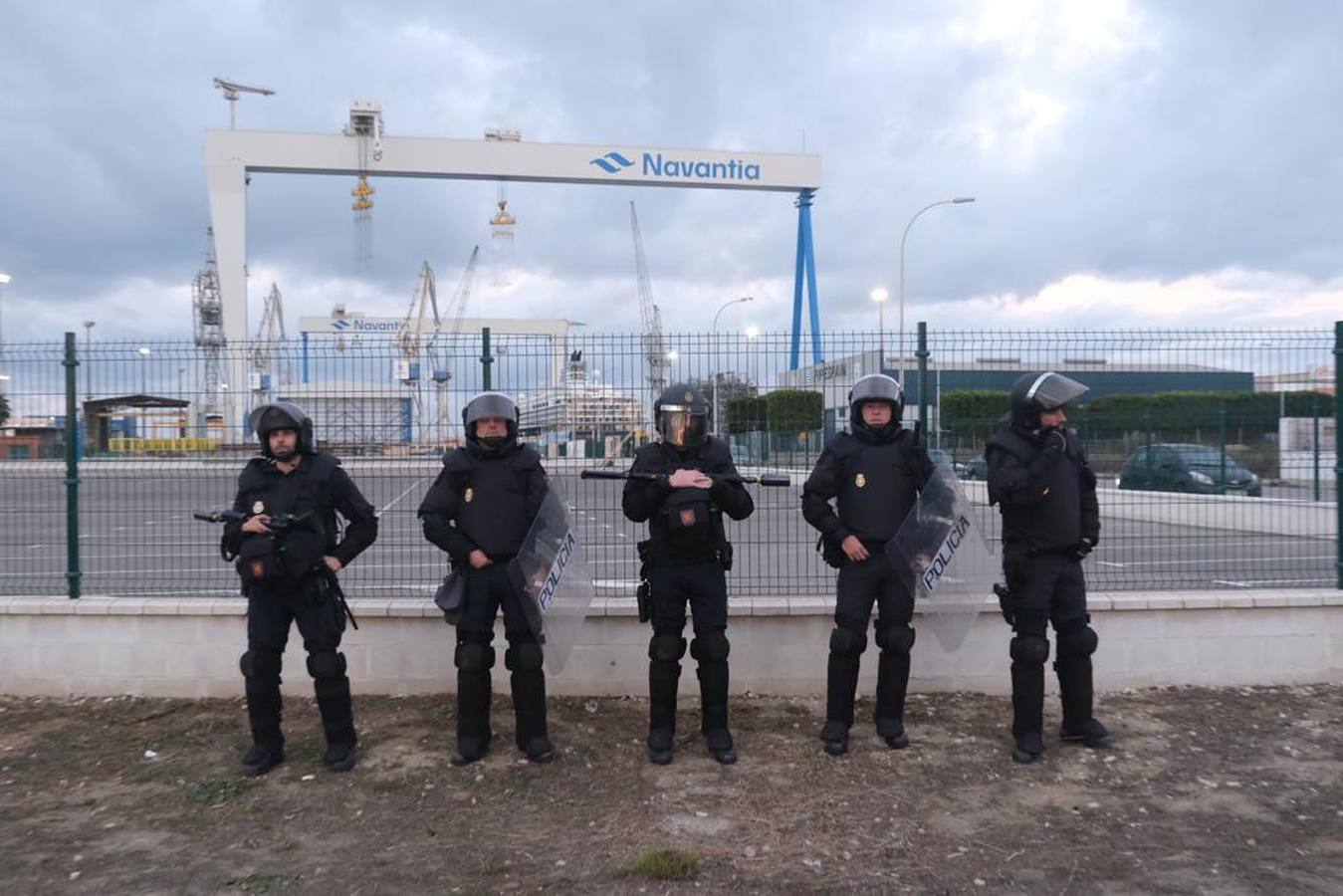 Fotos: Un piquete impide la entrada de un camión en Navantia Puerto Real