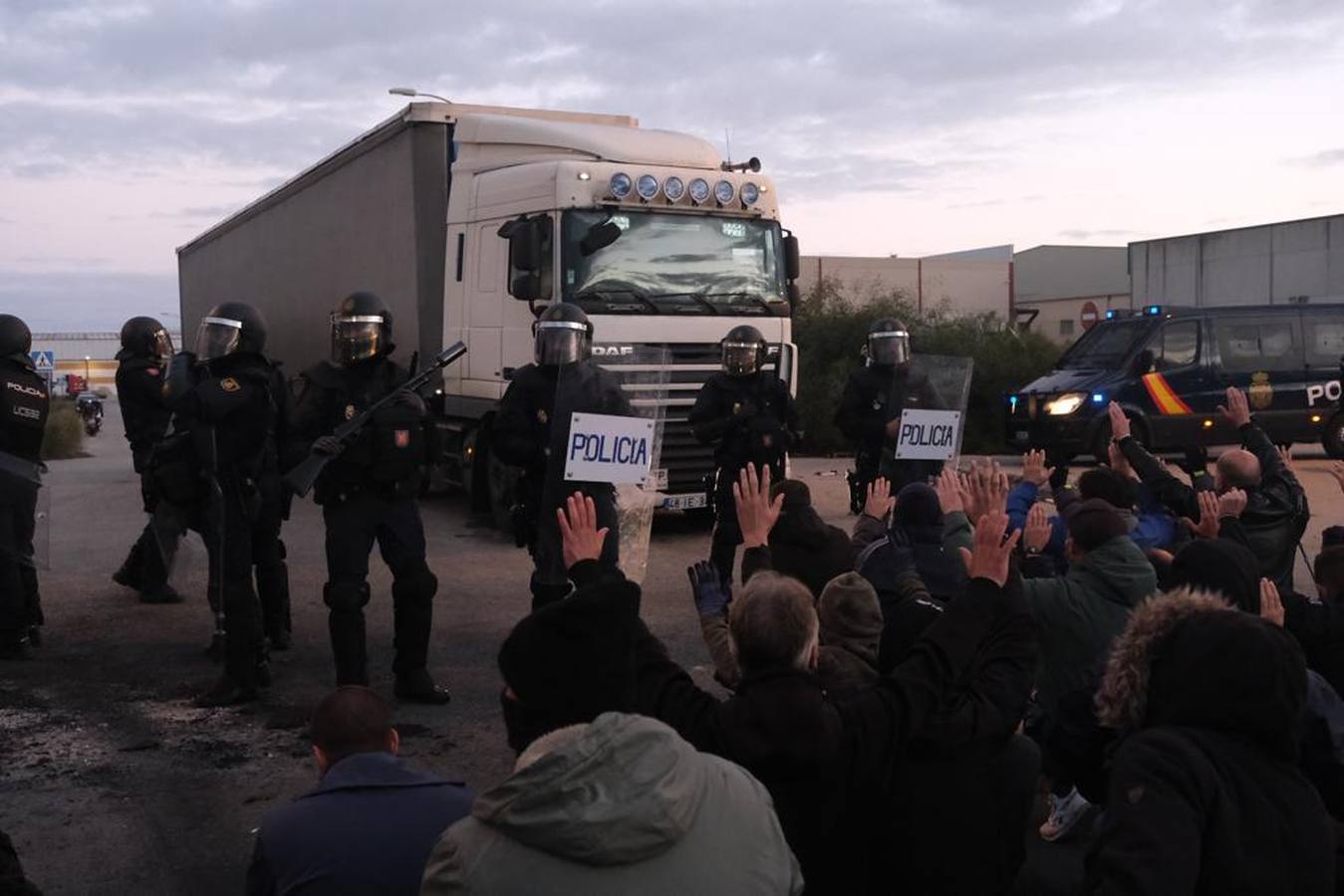 Fotos: Un piquete impide la entrada de un camión en Navantia Puerto Real