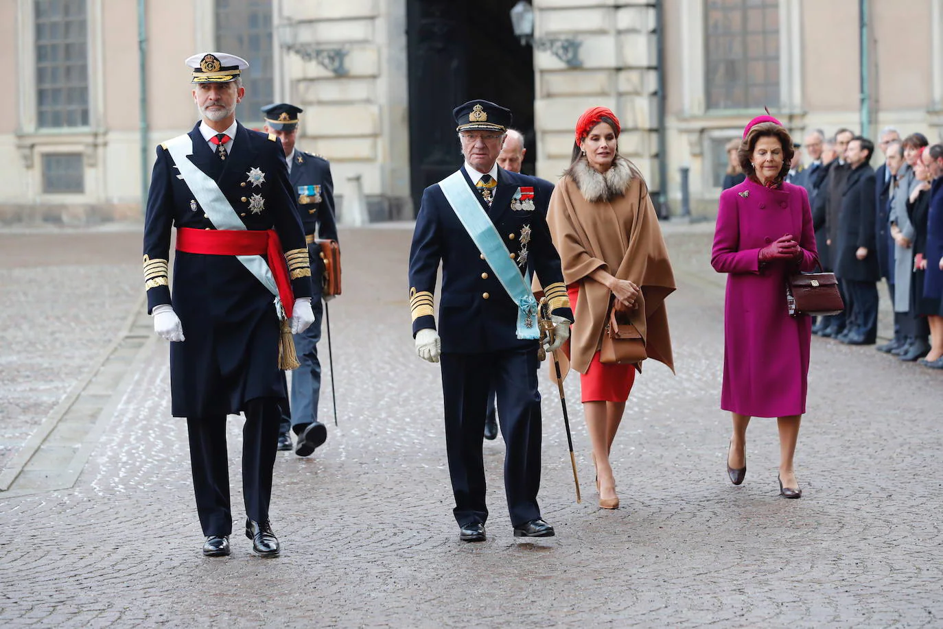 Acto seguido, Don Felipe, acompañado del Rey sueco, conoció a los ministros del Gobierno sueco y de la cúpula militar sueca. 