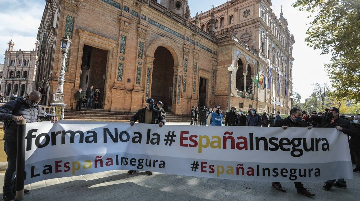 En imágenes, la protesta en Sevilla de policías nacionales y guardias civiles contra la reforma de la ley de seguridad ciudadana