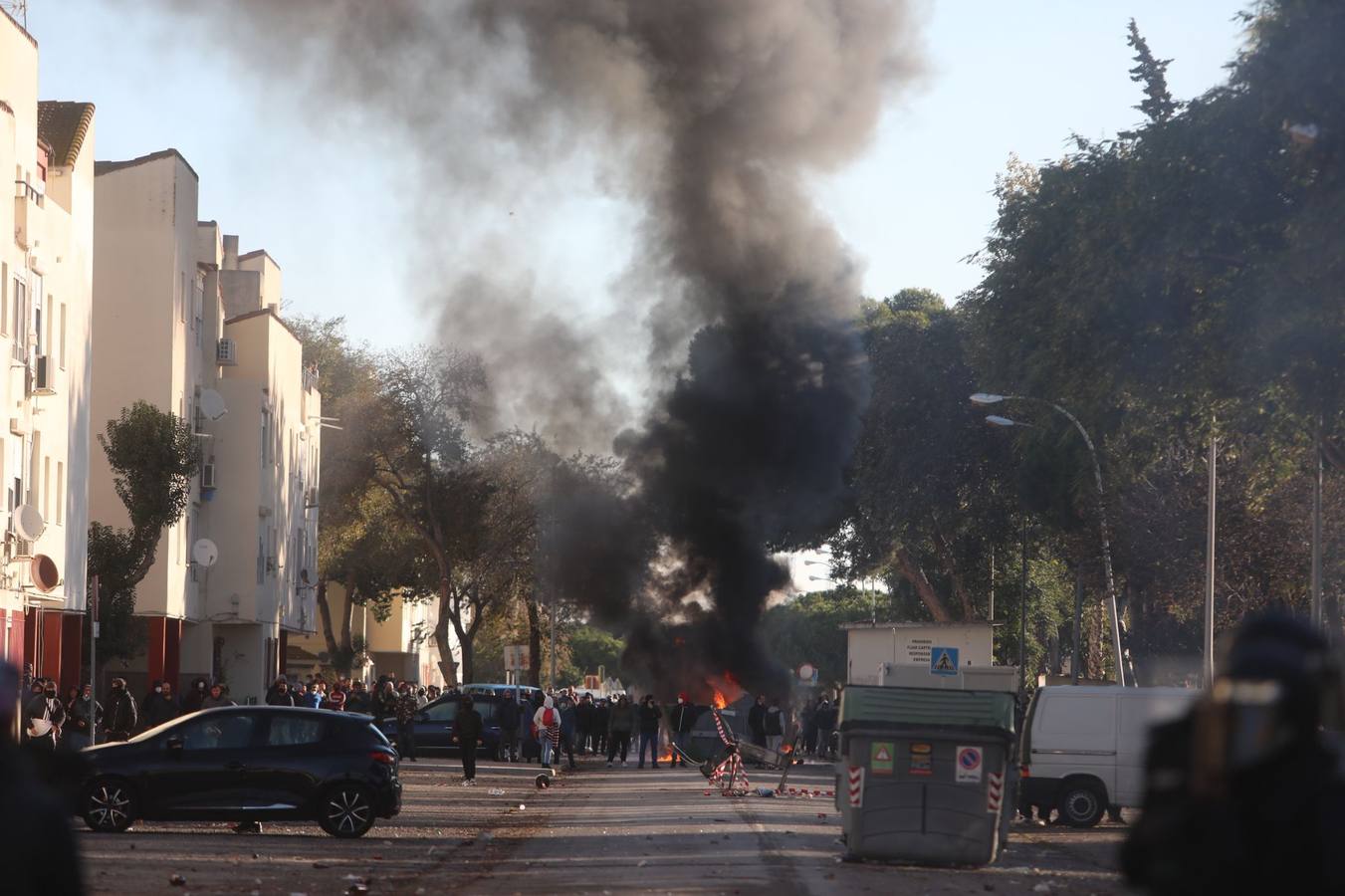 Fotos: lanzamiento de objetos y cargas policiales en el Río San Pedro