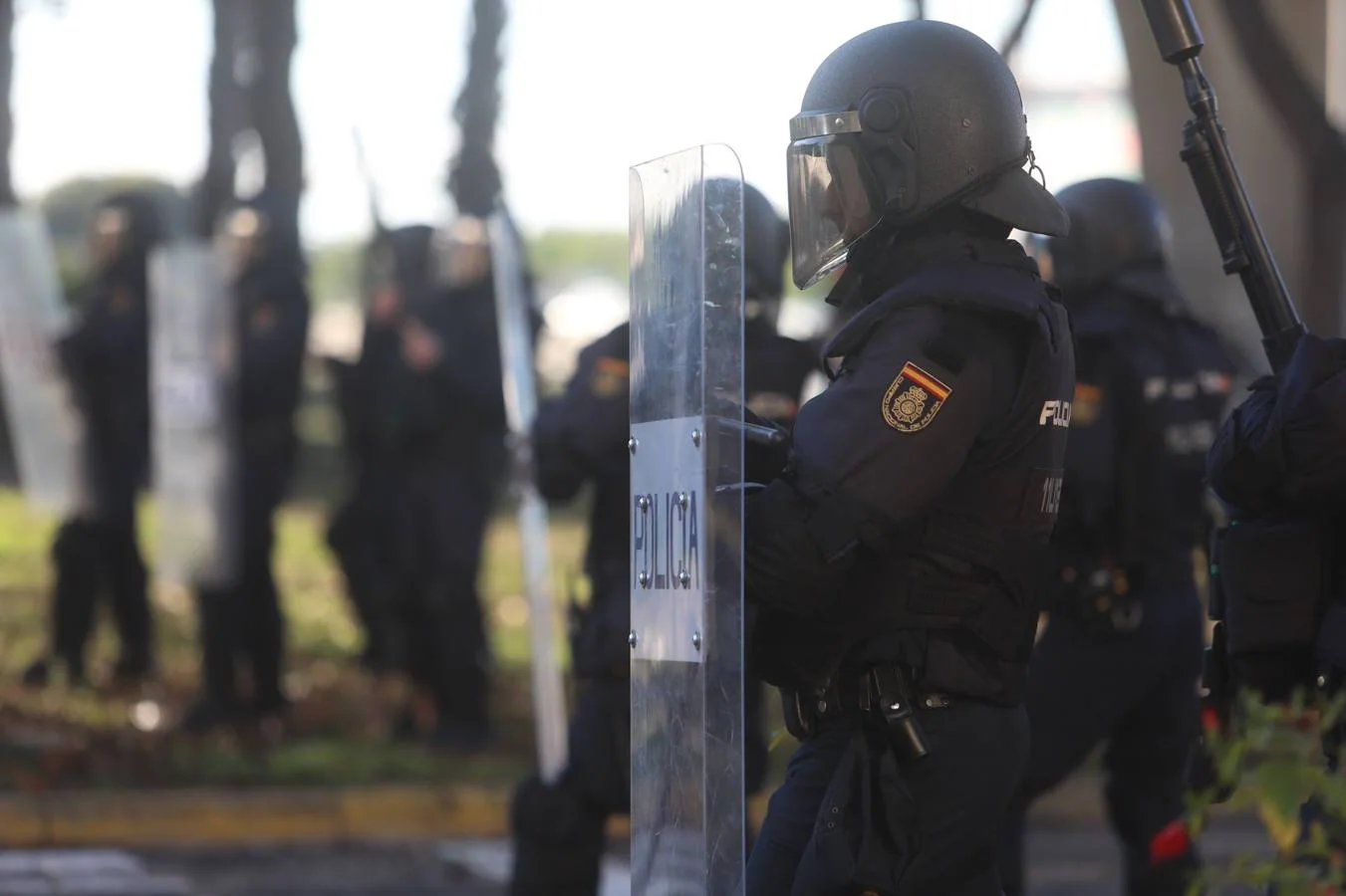 Fotos: lanzamiento de objetos y cargas policiales en el Río San Pedro