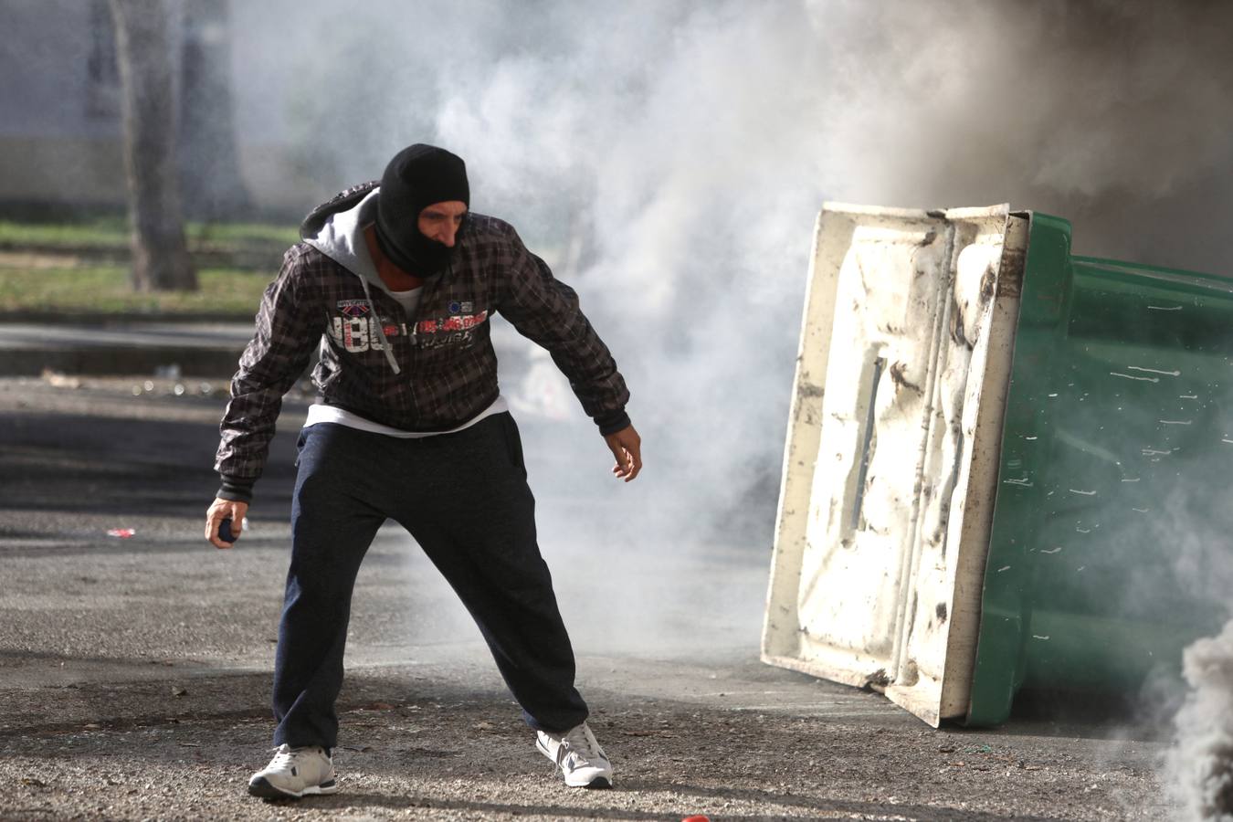 Fotos: lanzamiento de objetos y cargas policiales en el Río San Pedro