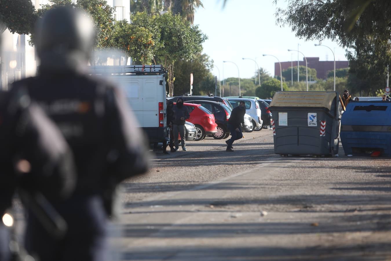 Fotos: lanzamiento de objetos y cargas policiales en el Río San Pedro