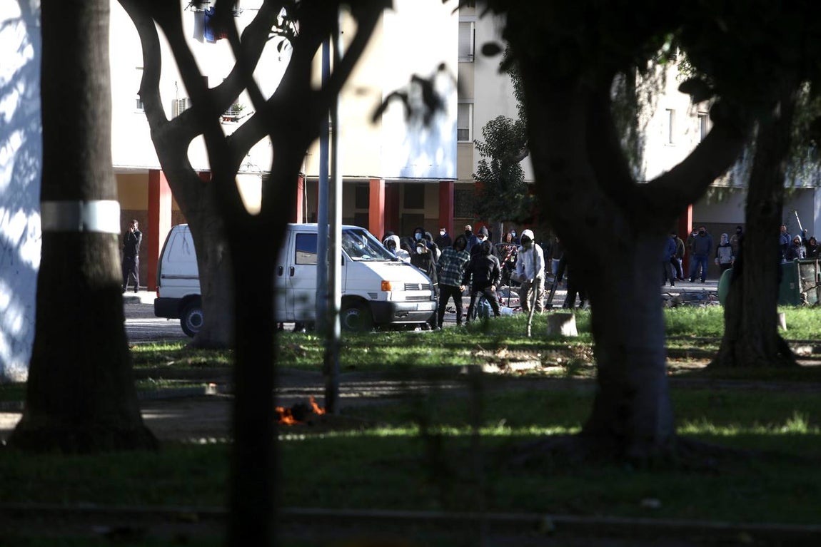 Fotos: lanzamiento de objetos y cargas policiales en el Río San Pedro