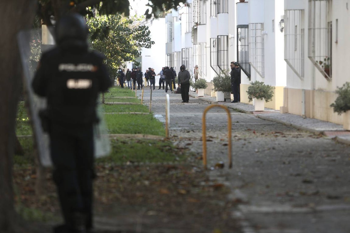 Fotos: lanzamiento de objetos y cargas policiales en el Río San Pedro