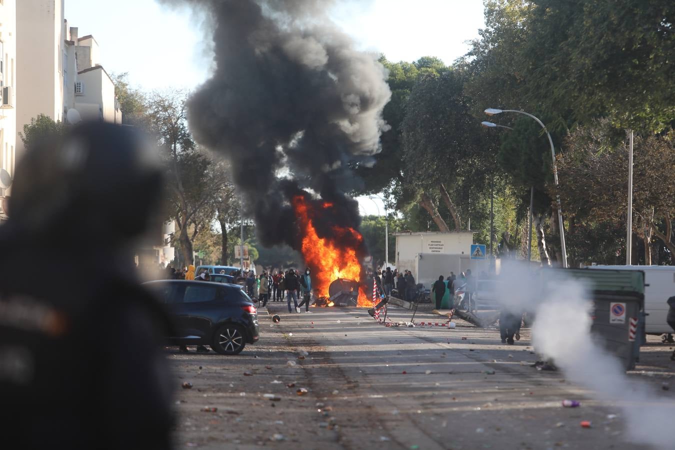 Fotos: lanzamiento de objetos y cargas policiales en el Río San Pedro