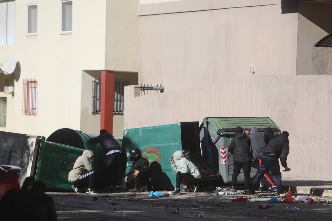 Fotos: lanzamiento de objetos y cargas policiales en el Río San Pedro