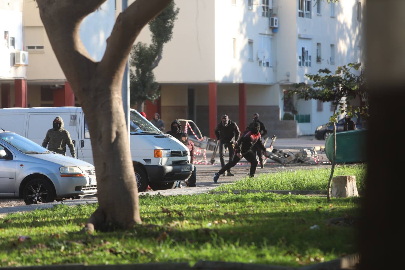 Fotos: lanzamiento de objetos y cargas policiales en el Río San Pedro