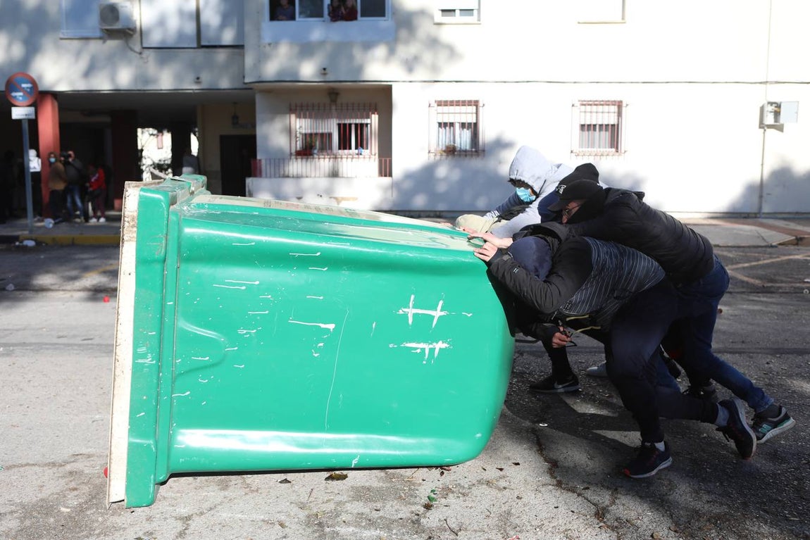 Fotos: lanzamiento de objetos y cargas policiales en el Río San Pedro