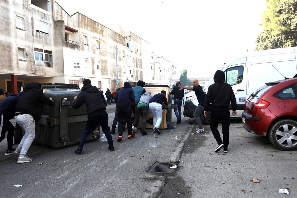 Fotos: lanzamiento de objetos y cargas policiales en el Río San Pedro