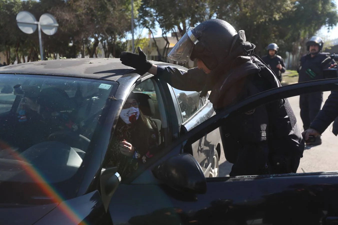 Un policía intenta consolar en Cádiz a una joven a la que han destrozado las lunas del coche en la huelga del Metal