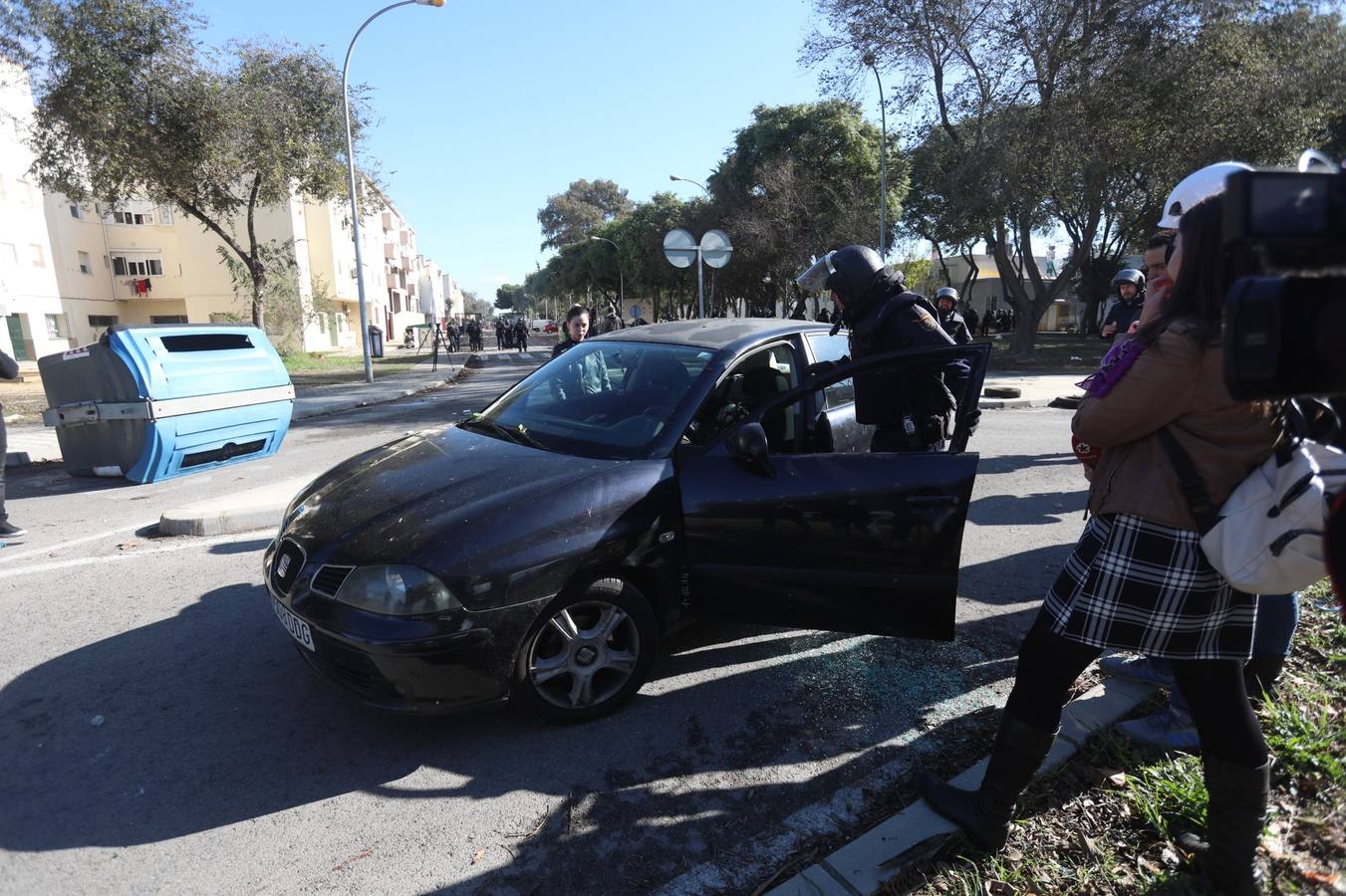 Fotos: Un Policía consuela a una chica a la que han destrozado los cristales del coche