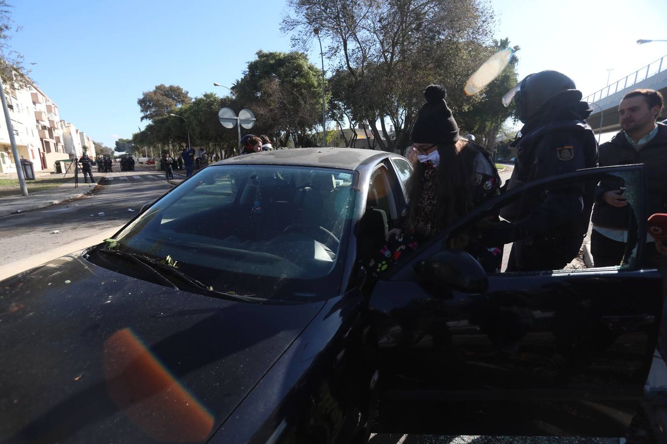 Fotos: Un Policía consuela a una chica a la que han destrozado los cristales del coche