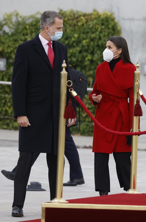 Salida en el Aeropuerto Adolfo Suárez Madrid-Barajas. Para <a href="https://www.abc.es/estilo/moda/abci-reina-letizia-todo-rojo-abrigo-cuya-version-asequible-sera-tendencia-202111231608_noticia.html" target="_blank">afrontar el viaje </a>-cuya despedida fue en el aeropuerto con honores- se decantó por un conjunto muy confortable compuesto por unos pantalones culotte y un jersey de cuello cisne del mismo tono y que combinó con unas botas altas de piel, con tacón y plataforma, unos finos aros y su inseparable anillo de Karem Hallam.