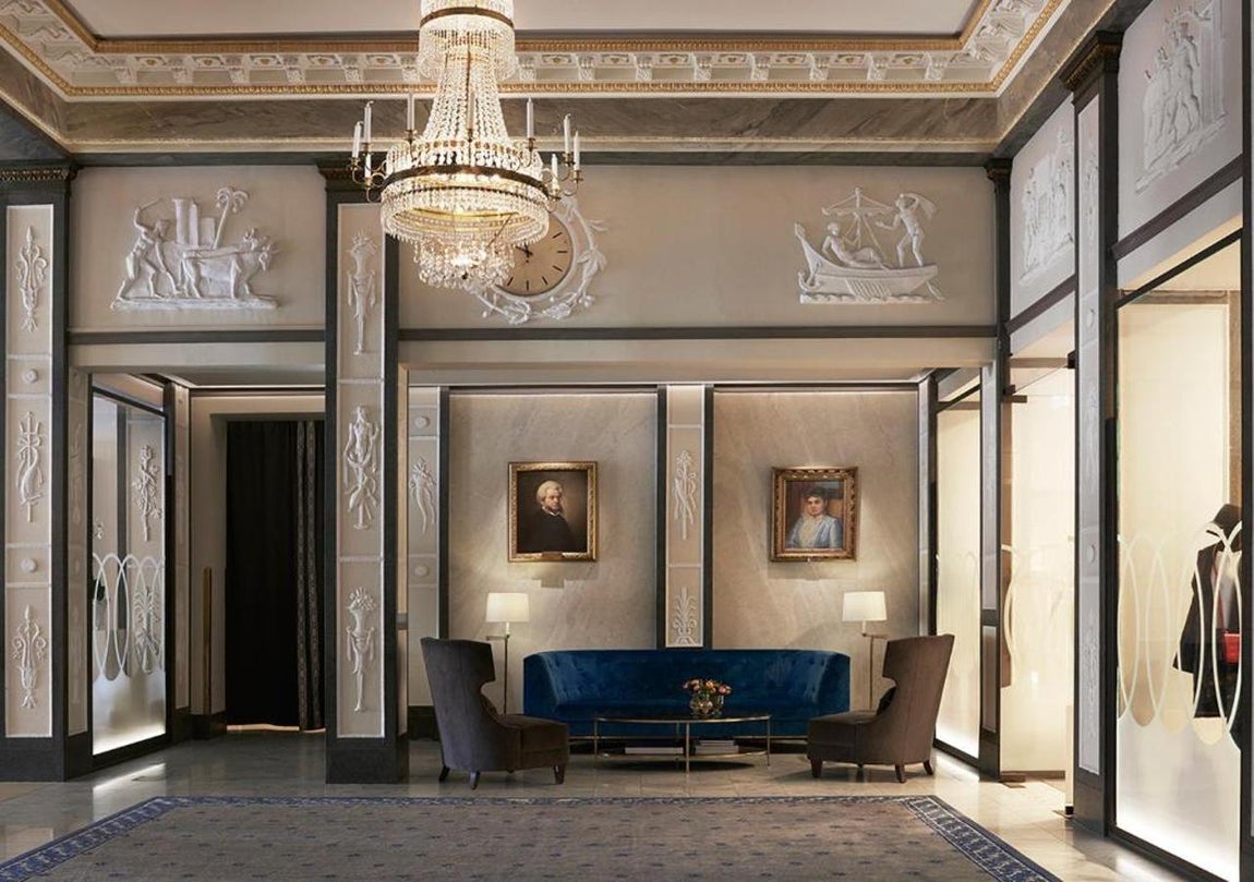 Así es el Grand Hôtel de Estocolmo donde se alojan los Reyes. La decoración de estilo clásico alberga obras de arte de reconocidos artistas y piezas de mobiliario únicas en el mundo que le confieren un acabado todavía más exclusivo y opulento: lámparas de araña, remates en pan de oro… Todo está cuidadosamente pensado.